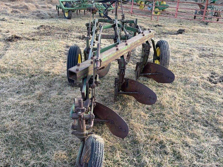 john-deere-pull-type-three-bottom-plow-image-4