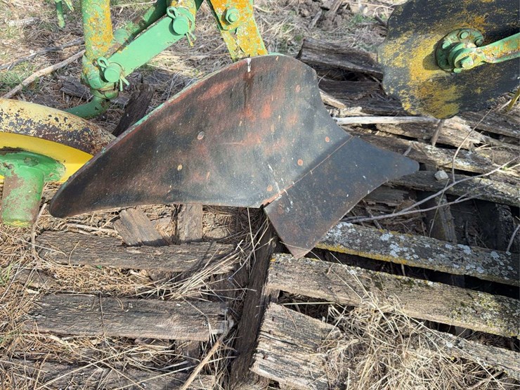john-deere-pull-type-three-bottom-plow-image-18