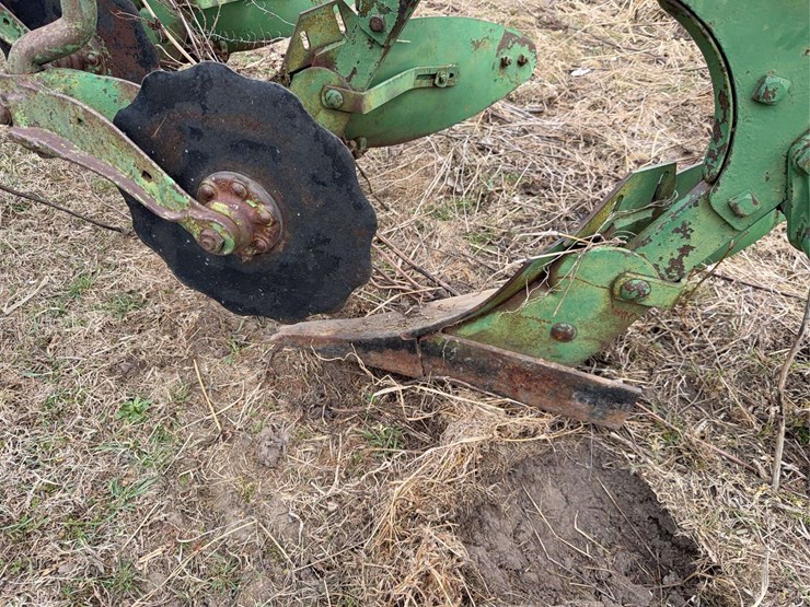 john-deere-pull-type-three-bottom-plow-image-12