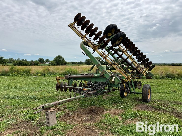 john-deere-220-image-1