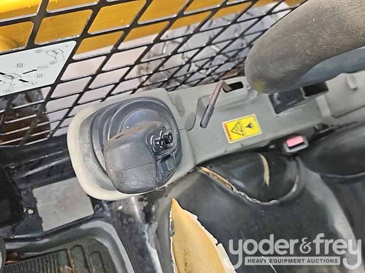 2016-caterpillar-262d-image-21