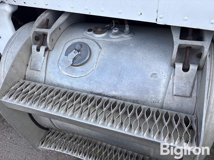 1982-peterbilt-359-image-16