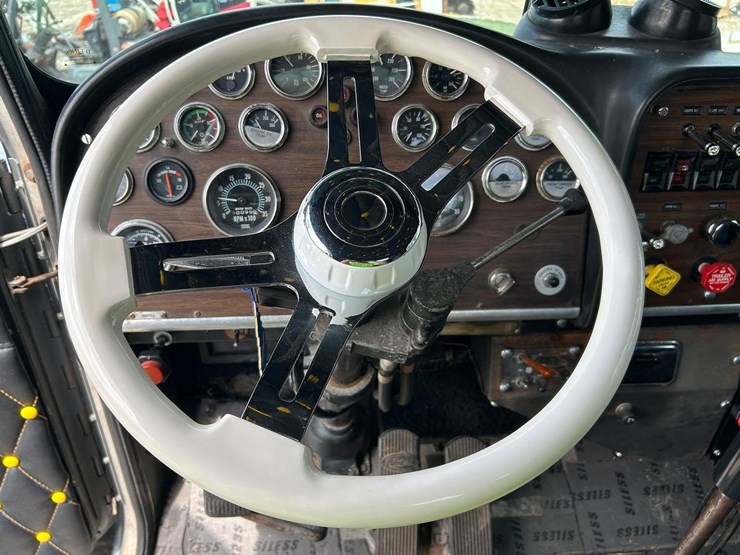 1984-peterbilt-359-image-24