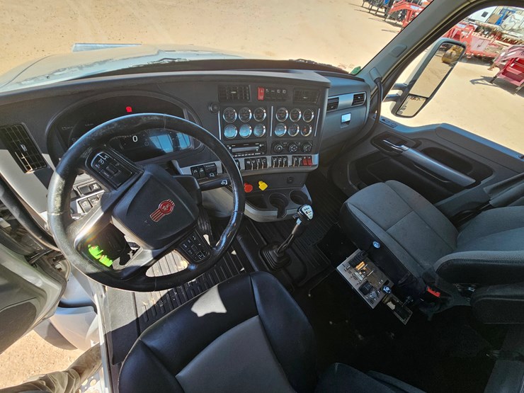 2022-kenworth-t880-image-13