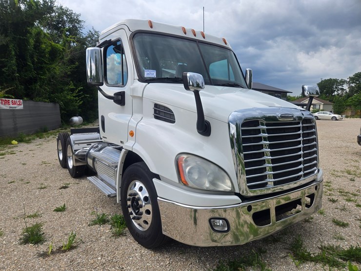 2012-freightliner-cascadia-113-image-19