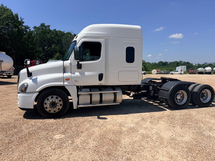 2016-freightliner-cascadia-125-image-5