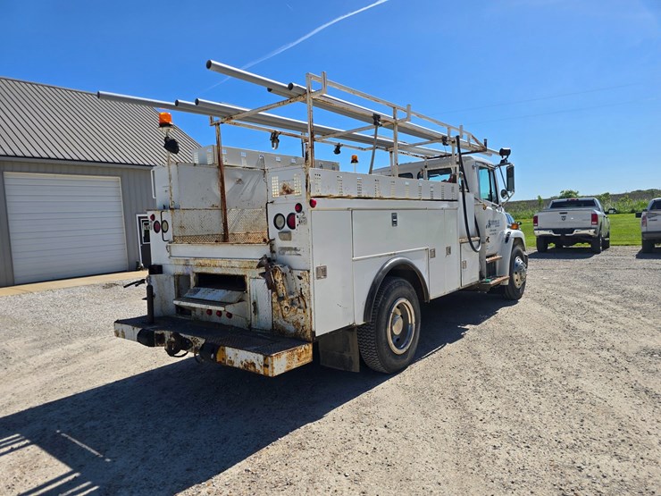 2001-freightliner-fl70-image-16