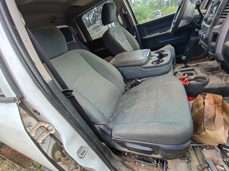 2014-dodge-3500-image-29
