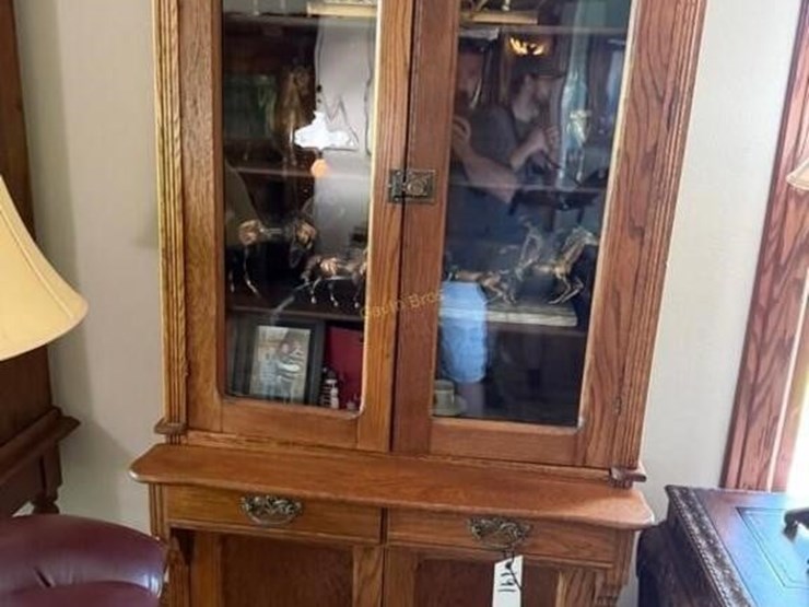 oak-wood-display-cabinet-image-2