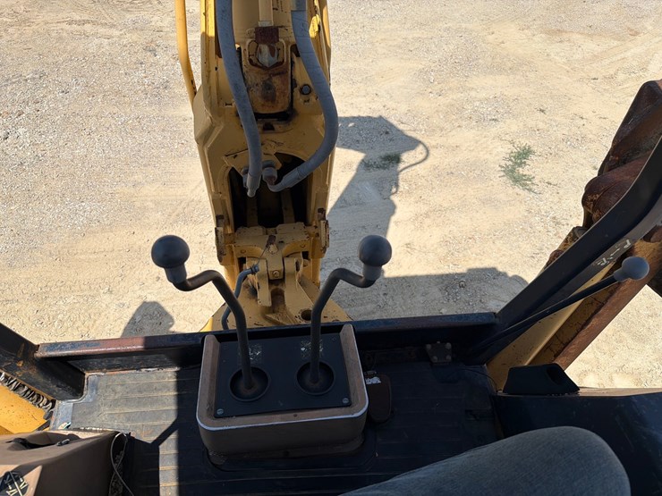 2000-deere-710d-image-40