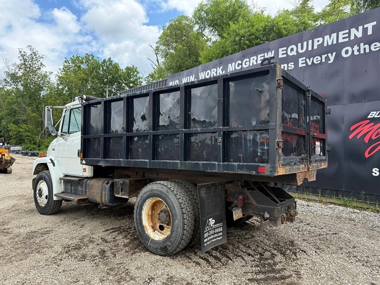 2000-freightliner-fl70-image-2