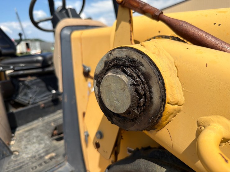 2000-deere-710d-image-76