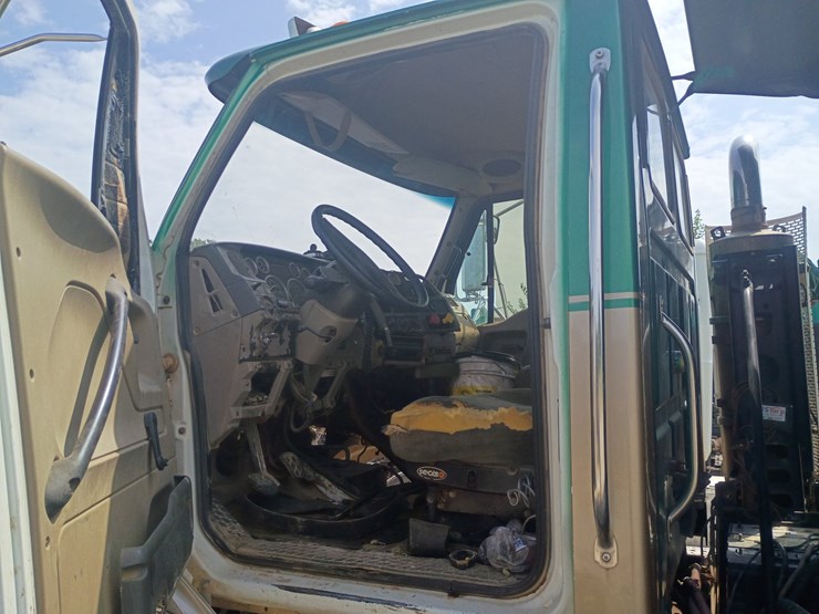 2008-sterling-l9500-image-39