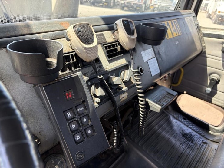 2000-freightliner-fl80-image-37