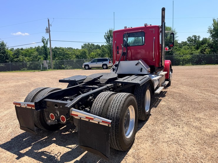 2016-freightliner-122sd-image-11