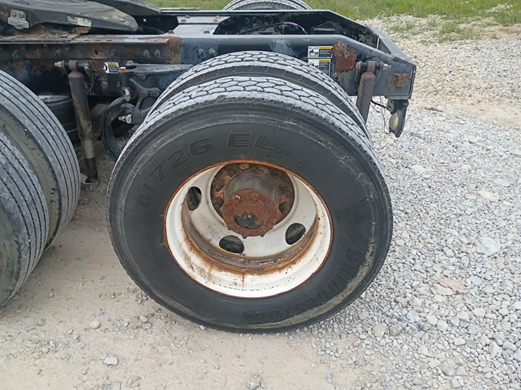 2012-peterbilt-384-image-87