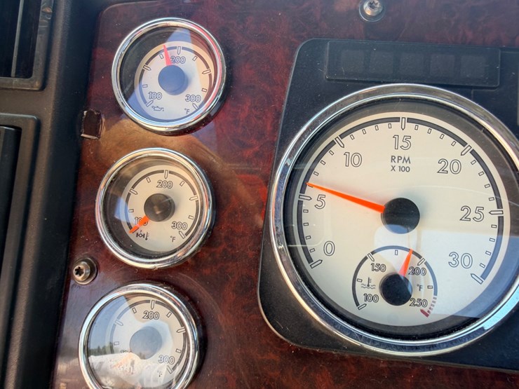 2016-freightliner-122sd-image-107