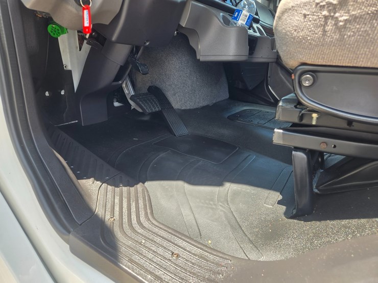 2018-freightliner-m2-106-image-42