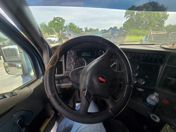 2011-kenworth-t700-image-69