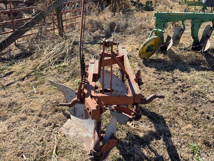 john-deere-three-point-two-bottom-plow-image-8