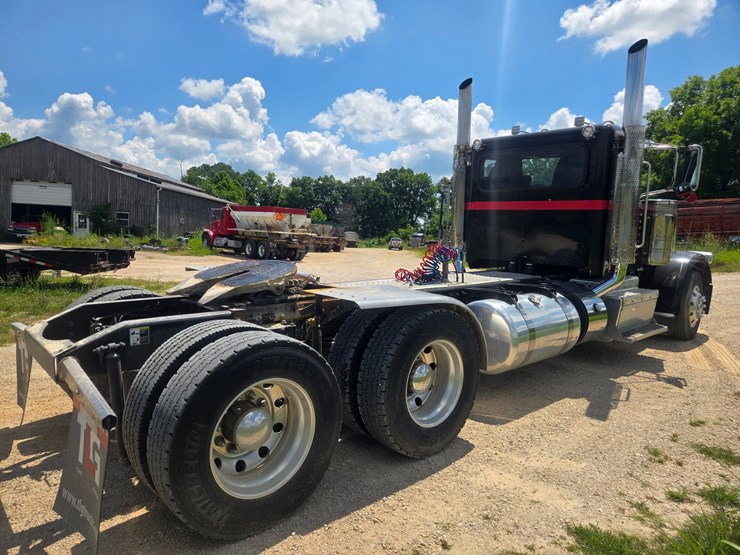 2016-peterbilt-389-image-14
