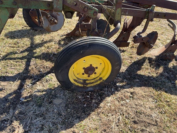 john-deere-pull-type-three-bottom-plow-image-17