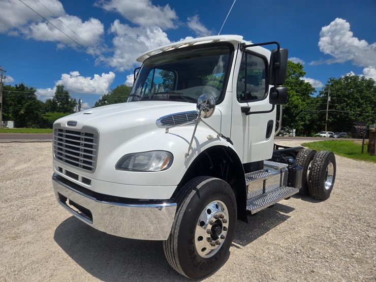 2018-freightliner-m2-106-image-2