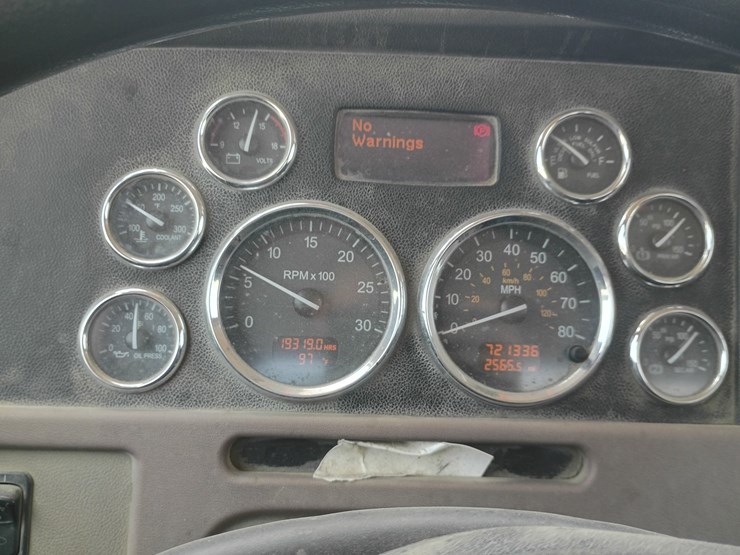 2012-peterbilt-384-image-60