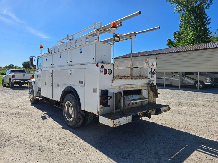 2001-freightliner-fl70-image-11