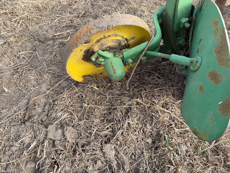 john-deere-pull-type-two-bottom-plow-image-17