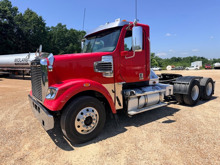 2016-freightliner-122sd-image-3