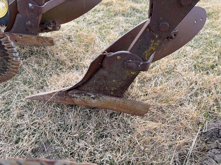 john-deere-pull-type-three-bottom-plow-image-25