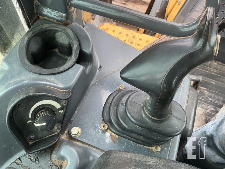 2014-deere-750k-xlt-image-16
