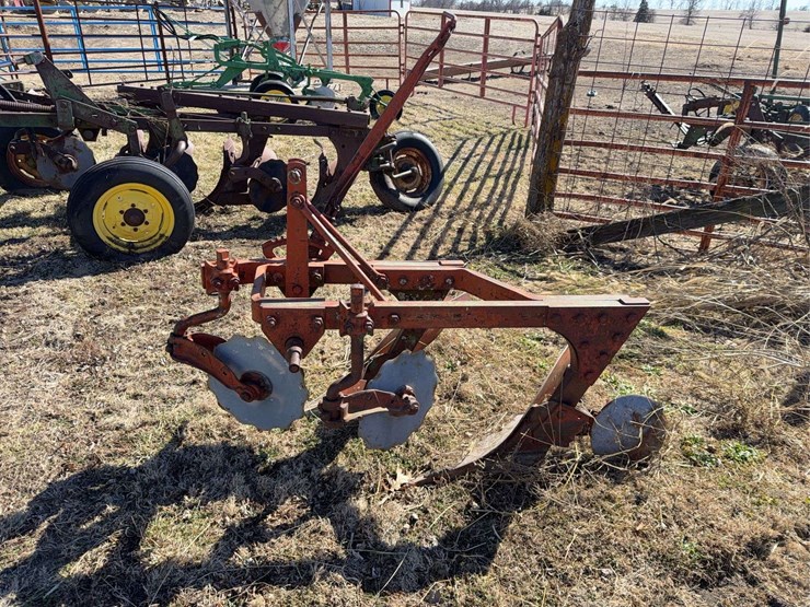 john-deere-three-point-two-bottom-plow-image-2