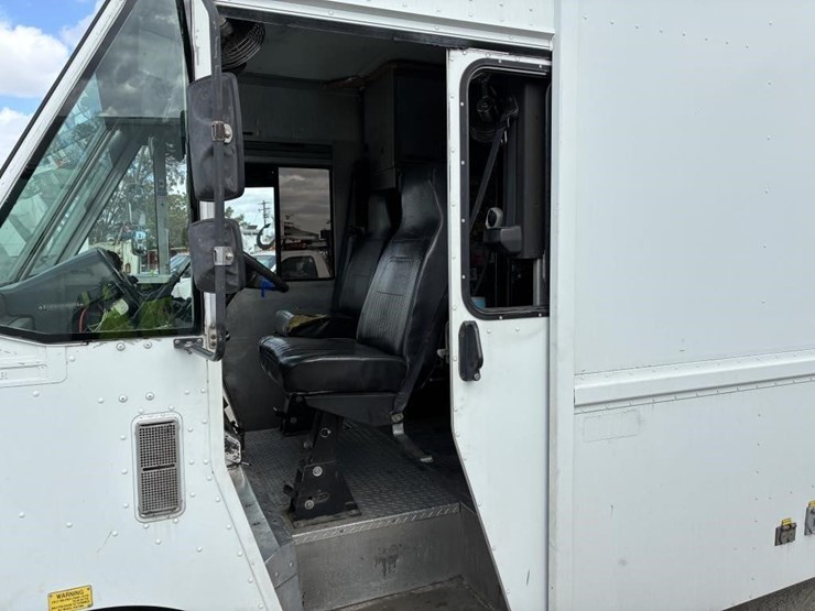 2002-workhorse-p42-image-18