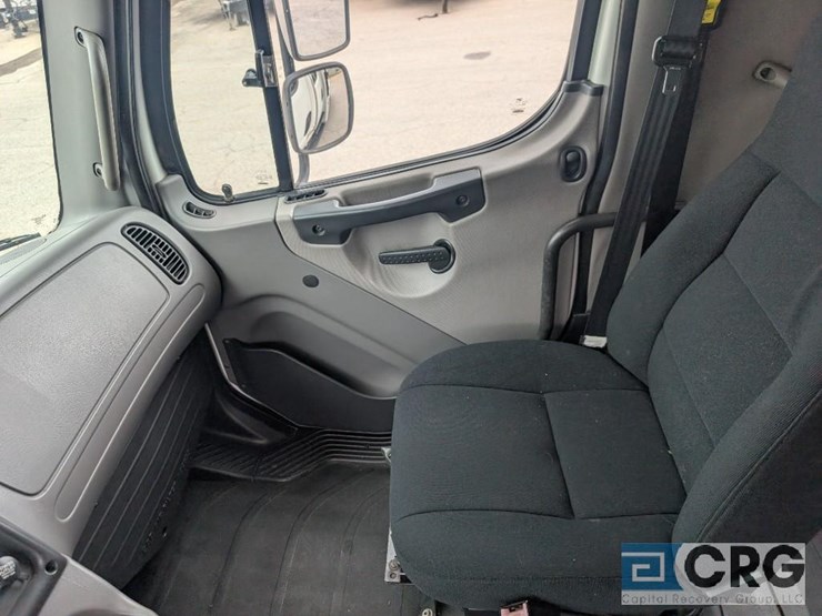 2011-freightliner-m2-stakebed-truck-image-26