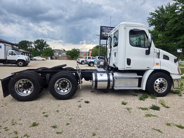 2012-freightliner-cascadia-113-image-15