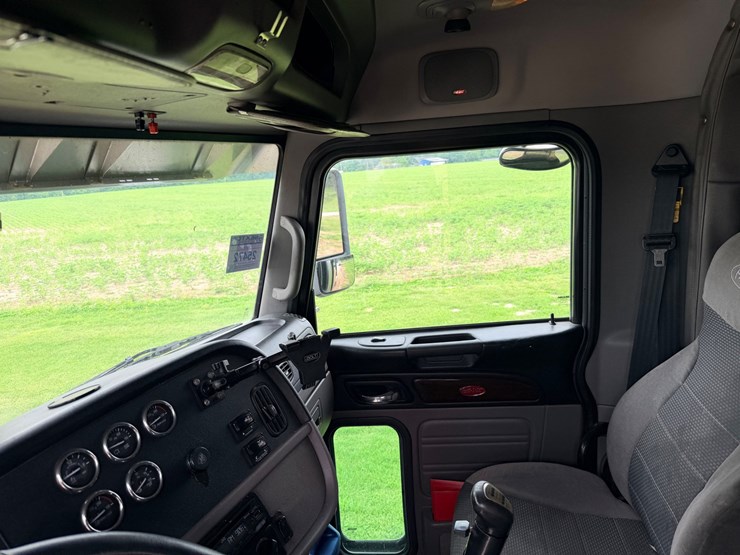 2013-peterbilt-388-image-38