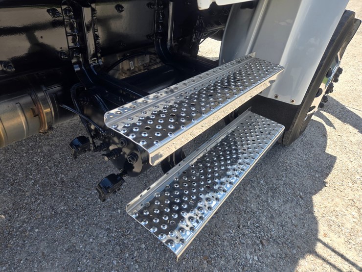 2018-freightliner-m2-106-image-69