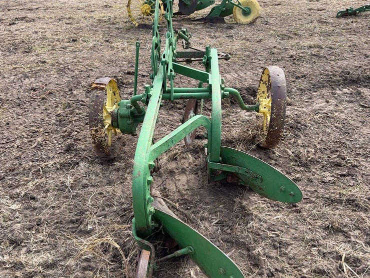 john-deere-pull-type-two-bottom-plow-image-4