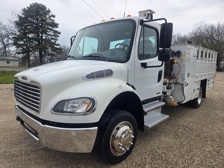 2010-freightliner-m2-106-image-3