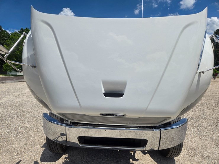 2018-freightliner-m2-106-image-30