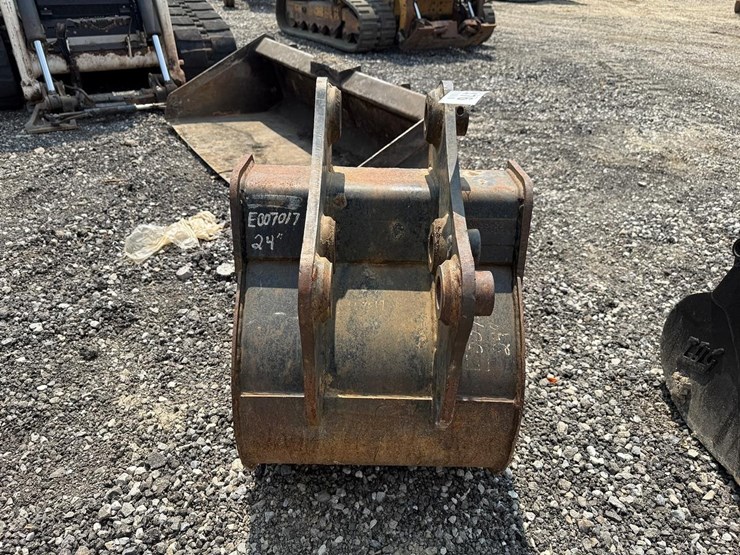 takeuchi-24"-pin-on-bucket-image-3