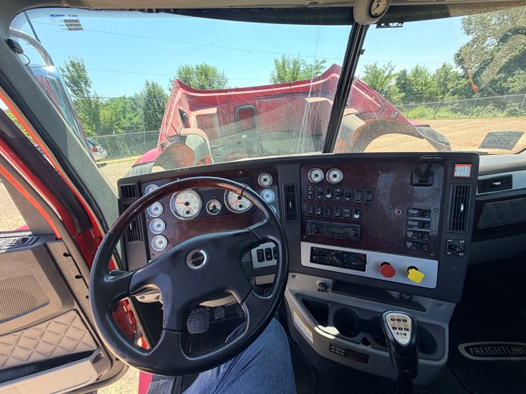 2016-freightliner-122sd-image-95