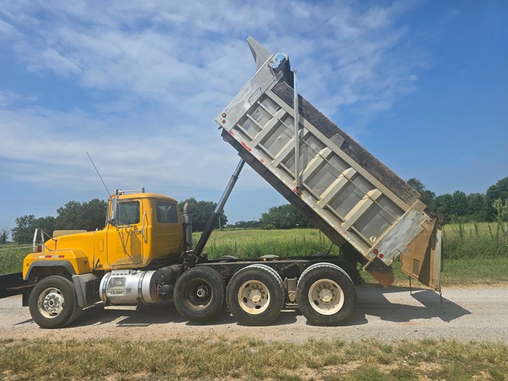 2002-mack-rd688s-image-31