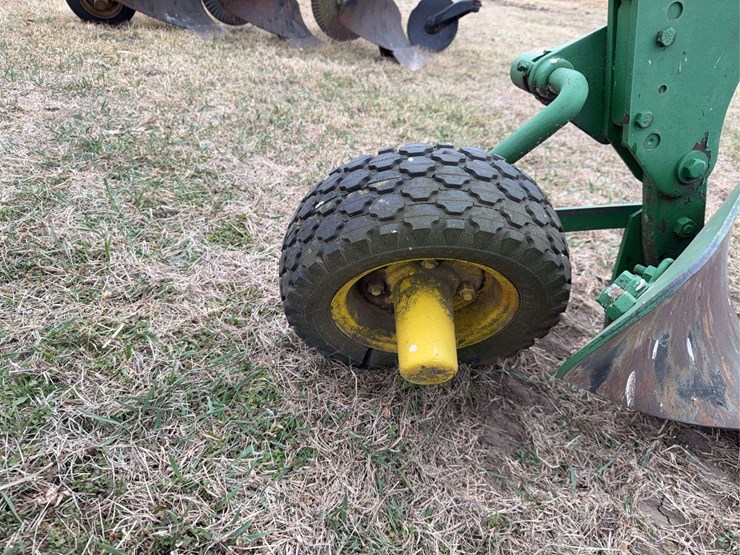 john-deere-three-point-three-bottom-plow-image-13