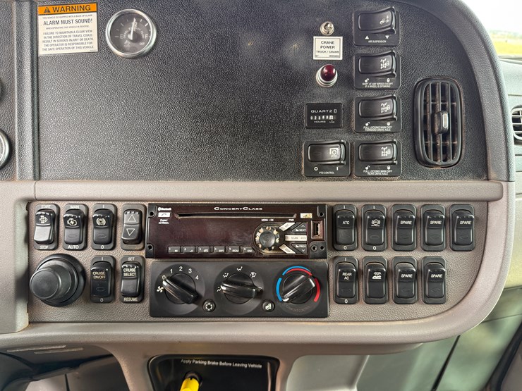 2015-peterbilt-365-image-27