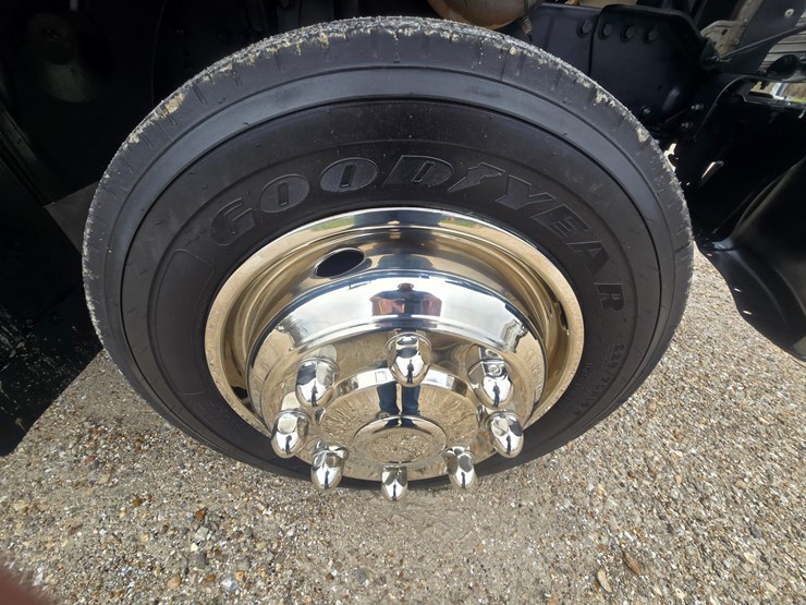 2010-freightliner-m2-106-image-99