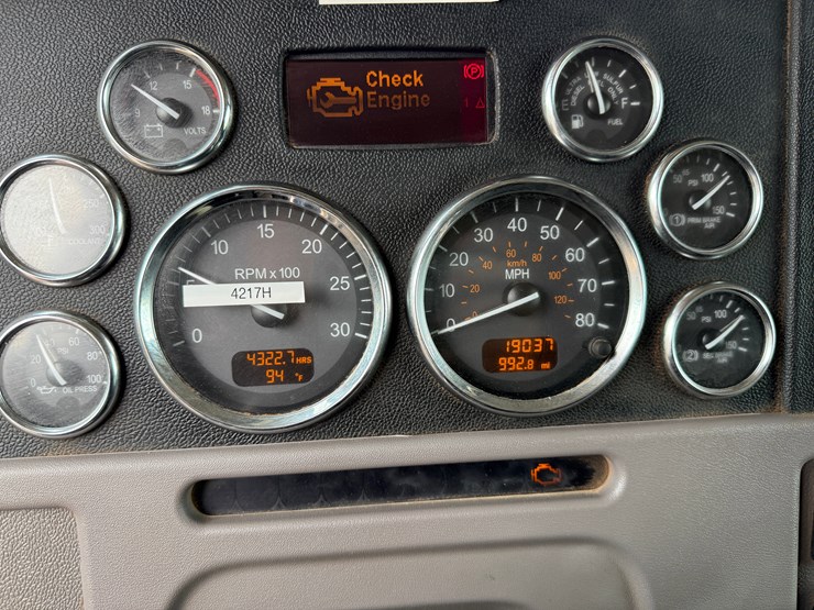 2015-peterbilt-365-image-28