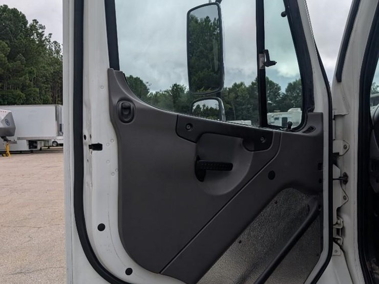 2012-freightliner-m2-stakebed-truck-image-4